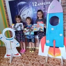 Выставка творческих работ "Нам покорять вселенную"