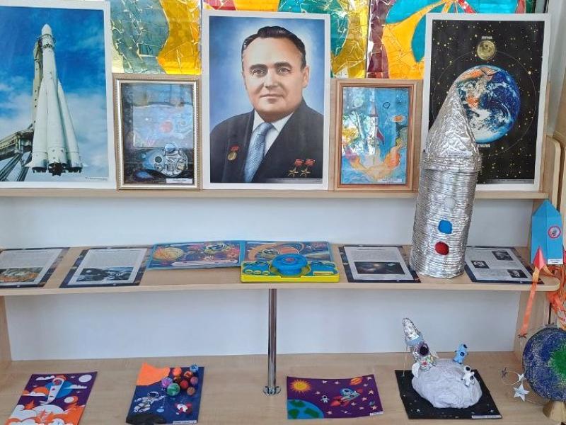 Выставка творческих работ "Нам покорять вселенную"
